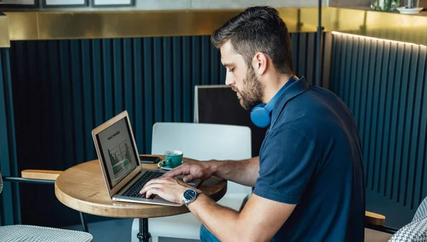 Alkalmi Üzletember Egy Kávézóban Dolgozik Laptop Számítógépén Jóképű Üzletember Üzleti — Stock Fotó
