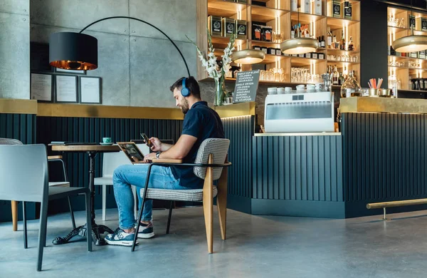 Homem Negócios Casual Com Fones Ouvido Trabalhando Laptop Mobile Phone — Fotografia de Stock