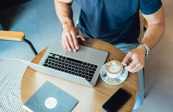 Αγνώριστος Επιχειρηματίας Εργάζεται Laptop Cafe High Γωνία Άποψη Του Ανώνυμου — Φωτογραφία Αρχείου