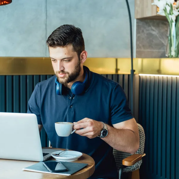 Jóképű Üzletember Eszpresszót Iszik Laptopon Dolgozik Egy Kávézóban Alkalmi Üzletember — Stock Fotó