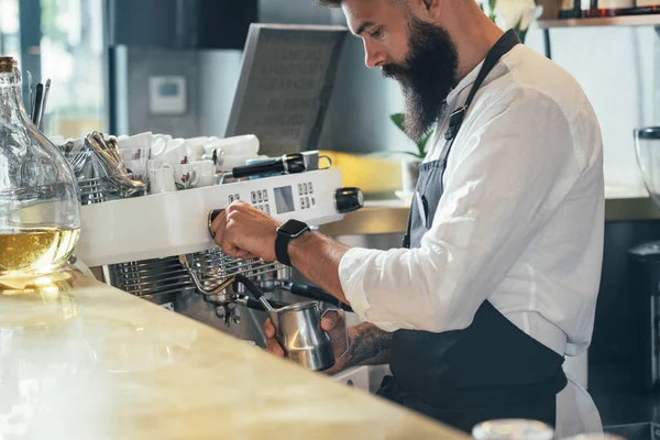 Barista Cappuccinót Készít Kávésüteményben Jóképű Szakállas Barista Kávéfőző Segítségével Készít — Stock Fotó