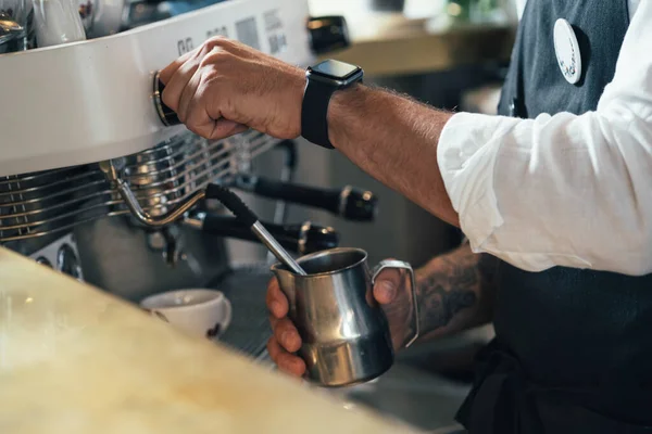 Egy Névtelen Barista Aki Capuccinót Készít Egy Kávéfőzőben Közelkép Egy — Stock Fotó