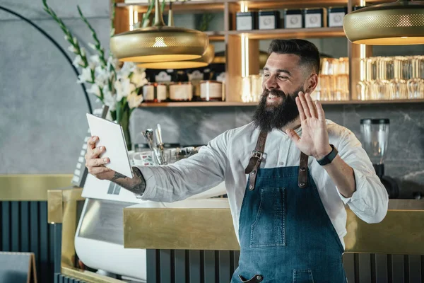 Happy Barista Digitális Tablet Használata Videóhívásra Egy Kávézóban Vidám Mosolygós — Stock Fotó