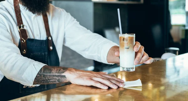 Egy Névtelen Csapos Jeges Kávét Kínál Egy Ügyfélnek Egy Kávézóban — Stock Fotó