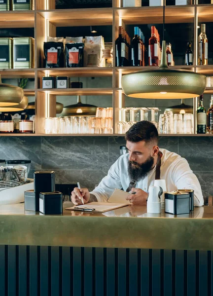 Jóképű Barista Leltárt Készít Termékekről Jegyzeteket Egy Írótáblára Egy Kávézóban — Stock Fotó