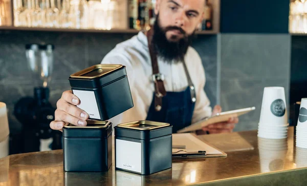 Jóképű Barista Csinál Egy Leltárt Termékek Digitális Tablet Egy Kávézóban — Stock Fotó