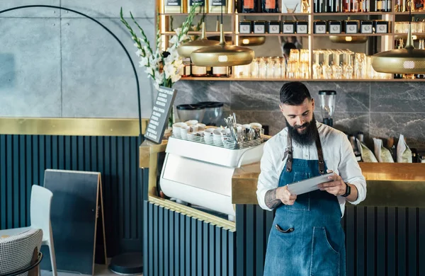 Happy Barista Digitális Tablet Használata Egy Kávézóban Vidám Mosolygós Pincér — Stock Fotó