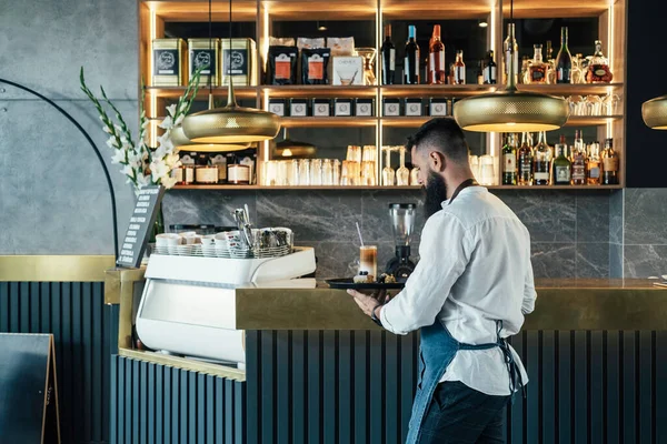 Bonito Garçom Carrega Café Gelado Sobremesa Uma Bandeja Serviço Barista — Fotografia de Stock