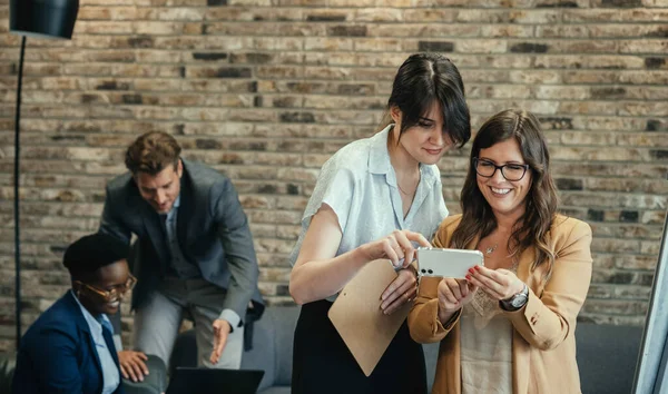 Deux Femmes Affaires Gaies Utilisant Téléphone Portable Travail Deux Femmes — Photo