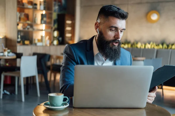 Jóképű Üzletember Beszélgetés Videohívásról Találkozó Kollégákkal Egy Laptopon Számítógépen Egy — Stock Fotó