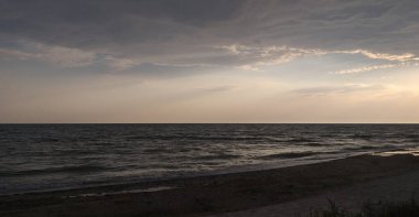 Uzak bir ufuk ile kasvetli deniz manzarası