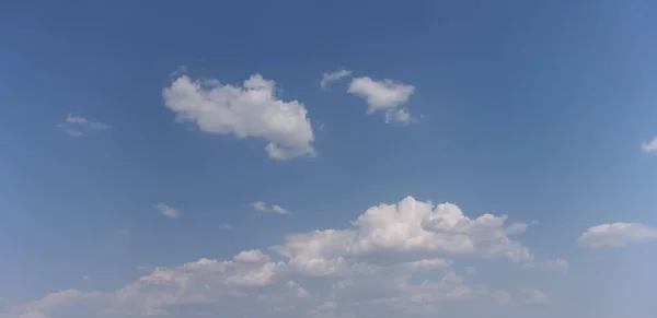 白い雲と青い空 — ストック写真