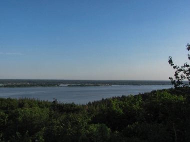 manzara arka planı: yeşil orman, adalı nehir ve mavi gökyüzü
