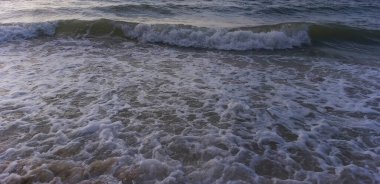 Doğal zemin: Deniz dalgaları kıyıya vuruyor