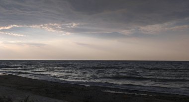 Uzak bir ufuk ile kasvetli deniz manzarası