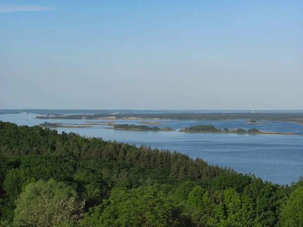 Ландшафтный Фон Зеленый Лес Река Островами Голубое Небо — стоковое фото