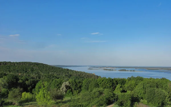 風景背景 緑の森島と青い空の川 — ストック写真
