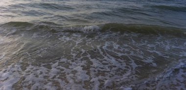 Doğal zemin: Deniz dalgaları kıyıya vuruyor