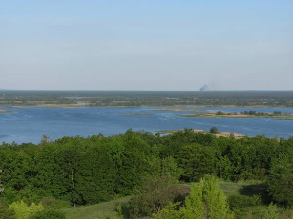 Ландшафтный Фон Зеленый Лес Река Островами Голубое Небо — стоковое фото