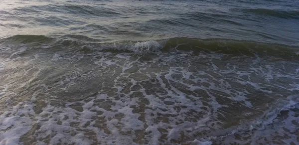 Doğal Zemin Deniz Dalgaları Kıyıya Vuruyor — Stok fotoğraf