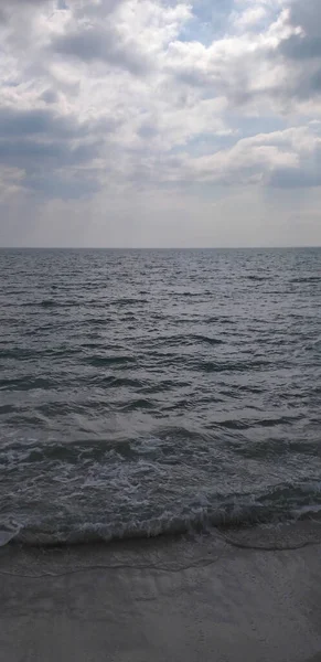 Fundo Vertical Ondas Rolando Costa Céu Azul Com Nuvens — Fotografia de Stock