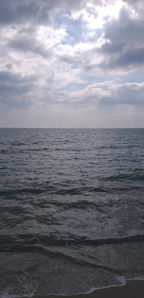 Verticale Achtergrond Golven Die Kust Rollen Blauwe Lucht Met Wolken — Stockfoto