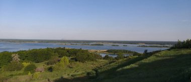 Yeşil yaz manzarası ve uzak bir nehir.
