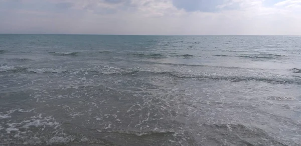 Deniz Manzarası Küçük Dalgalar Bulutlu Gökyüzü — Stok fotoğraf