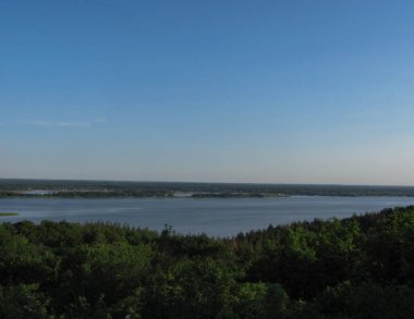 manzara arka planı: yeşil orman, adalı nehir ve mavi gökyüzü
