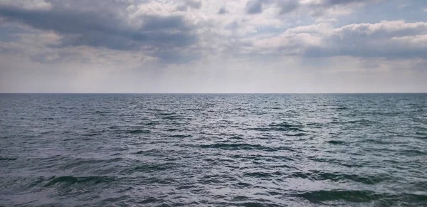 Fondo Horizontal Mar Tranquilo Cielo Con Nubes — Foto de Stock