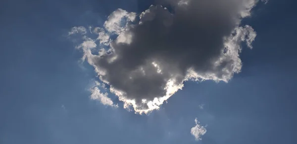 Nap Egy Felhő Mögött Rejtőzik Kék Égen — Stock Fotó