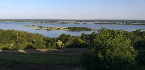 Paesaggio Verde Estivo Fiume Lontano — Foto Stock