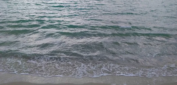 Zeegolven Rollen Kust Een Brede Achtergrond — Stockfoto