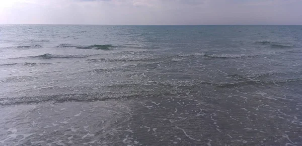 Zeegezicht Kleine Golven Lucht Met Wolken — Stockfoto