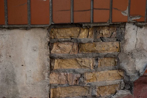 Pared Borde Áspero Con Hormigón Ladrillos Azulejos Marrones — Foto de Stock