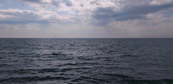 Θυελλώδες Υπόβαθρο Σκοτεινή Θάλασσα Και Δραματικά Σύννεφα — Φωτογραφία Αρχείου