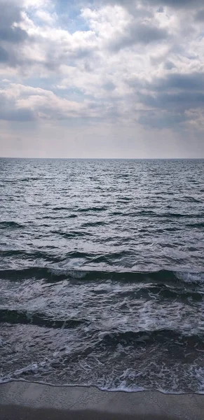 Κάθετο Υπόβαθρο Κύματα Που Κυλούν Στην Ακτή Μπλε Ουρανός Σύννεφα — Φωτογραφία Αρχείου