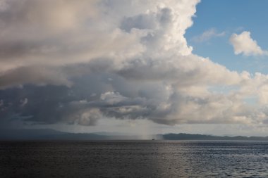 Tropikal Pasifik Okyanusu üzerinden bulutlar