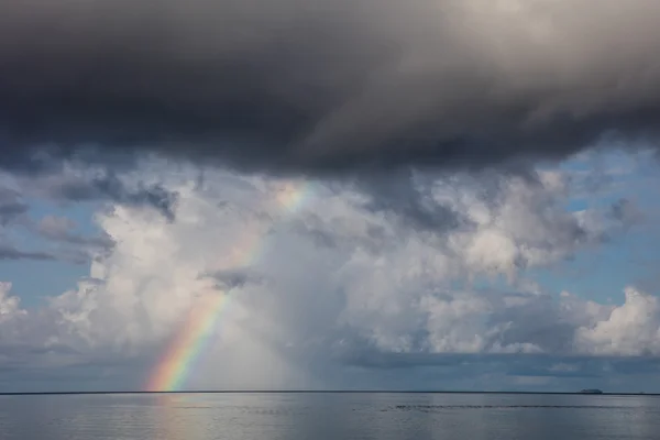 Arcobaleno nell'Oceano Pacifico tropicale — Foto Stock