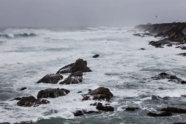 在暴风雨期间，在加州海岸海浪 — 图库照片