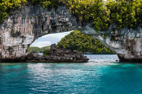 Přírodní vápenec oblouk v Palau — Stock fotografie