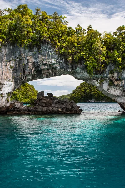 Archway wapienia w tropikalnej laguny — Zdjęcie stockowe