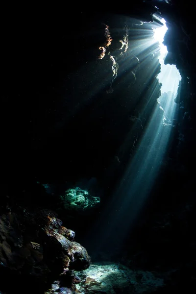 Rayos de luz y caverna submarina —  Fotos de Stock