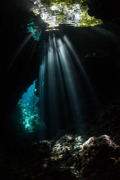Grotta scura, subacquea e fasci di luce — Foto Stock