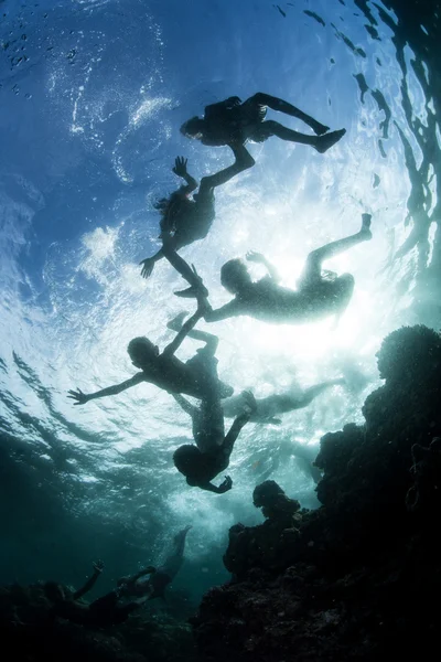 Los aldeanos de Solomon Island juegan en el océano — Foto de Stock