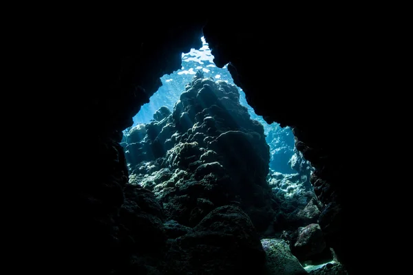 Unterwasserhöhle und Riff — Stockfoto