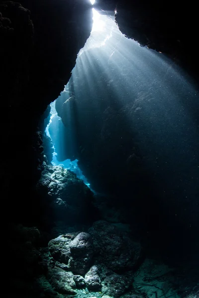 Caverna oscura y luz — Foto de Stock