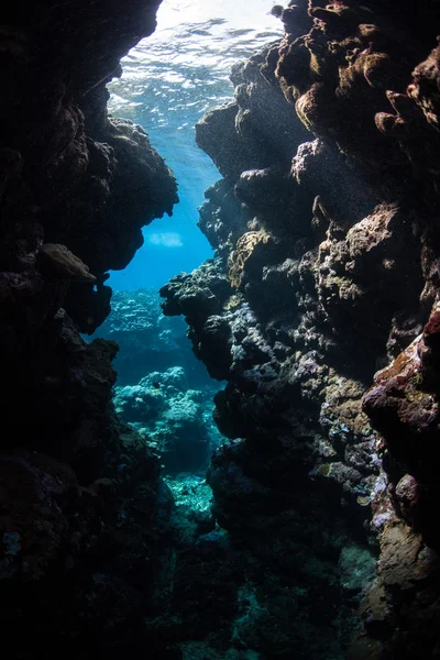 Undervattensgrotta i Stilla havet — Stockfoto