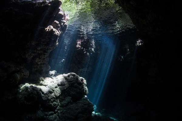 Sötét barlang és napfény — Stock Fotó