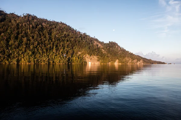 Lugnt vatten och Limestone Island i Raja Ampat — Stockfoto